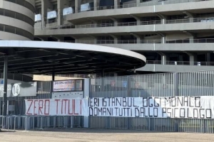 华体会下载-米兰球迷横幅嘲讽国米：昨天伊斯坦布尔今天慕尼黑，明天心理医生