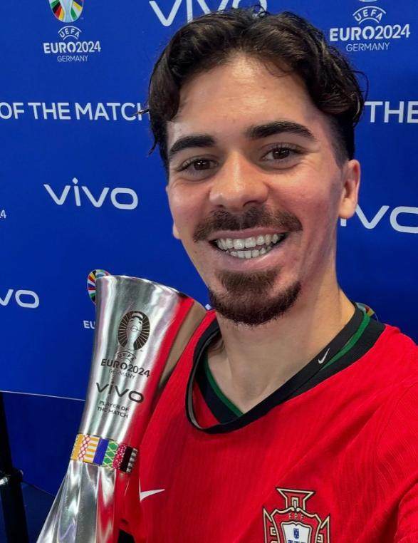 华体会官方-维蒂尼亚MVP 26号孔塞桑成第26人 马丁内斯挨批